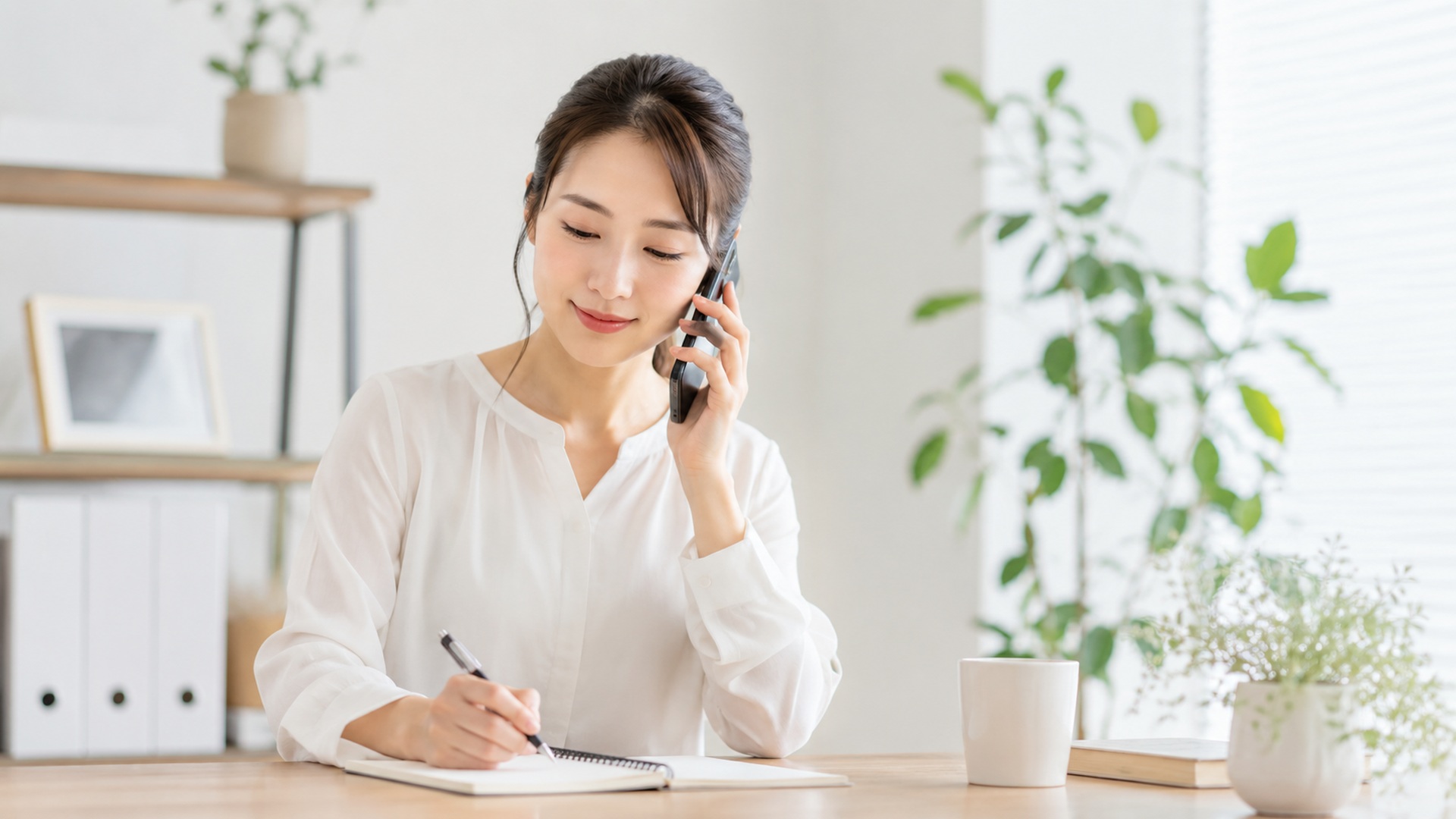 誠実なご案内と運営姿勢をイメージした女性スタッフ